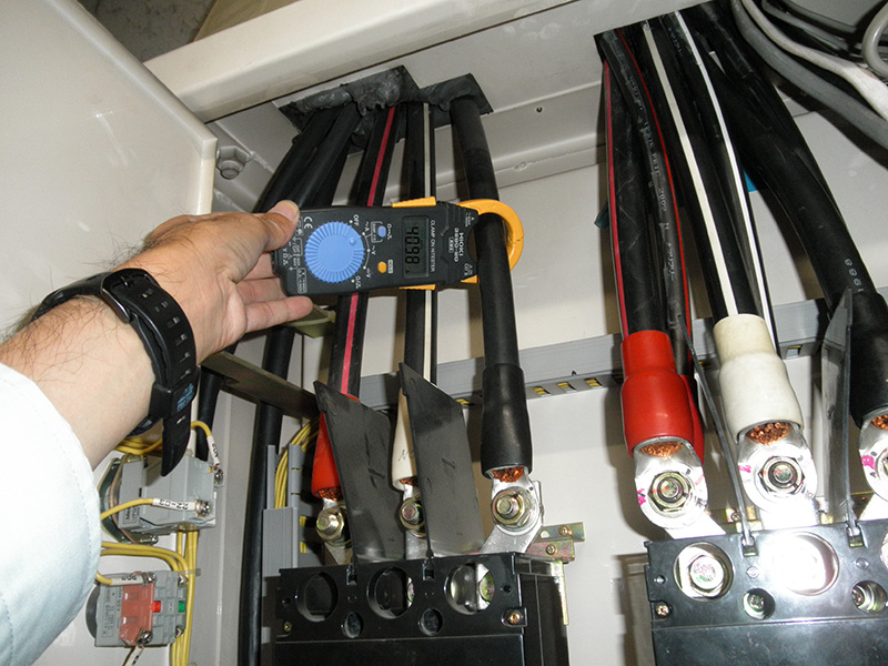 計測器で電気設備を確認する手元