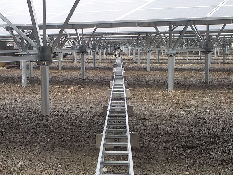 太陽光発電設備の架台と脚立