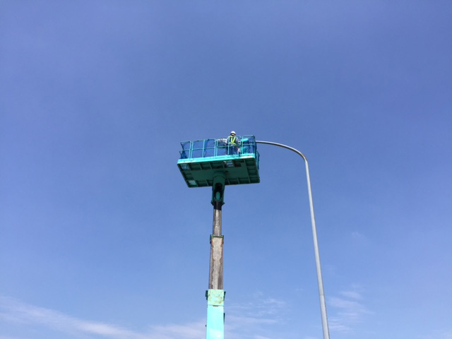 高所作業車のバケットと空